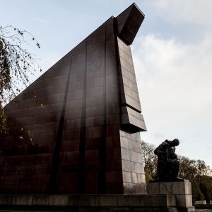 wwiini-soviet-memorial-treptower-park-04